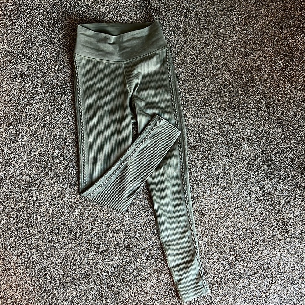 Green Offline by Arie Seamless Sans Couture 7/8 Leggings Size Medium
